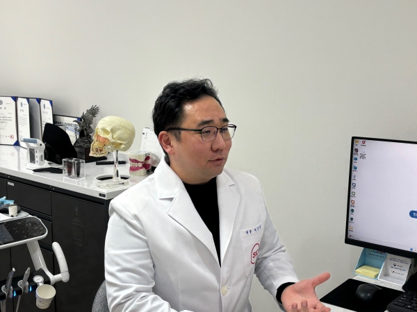 Dr. Lee Sangmin emphasized, "If you use an implant immediately after surgery without giving the bone time to heal, the failure rate increases," and added, "Good treatment for patients is not about being quick and easy, but about following proven protocols."