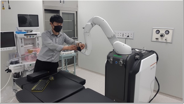 CUVIS-joint was recently approved by the Ministry of Food and Drug Safety last June and received the Europe CE mark in March, and is currently in preparation for the US FDA approval. The photo shows CUVIS-joint getting installed in a medical institution.