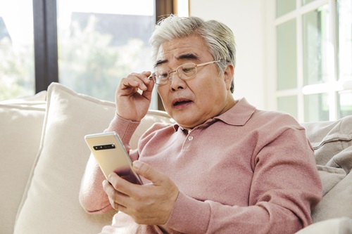 "Presbyopia and cataracts are easy to confuse because they occur at similar times and have similar symptoms. When they occur together, vision can be improved through intraocular lens implantation following an accurate diagnosis by a doctor (photo: Clipart Korea).